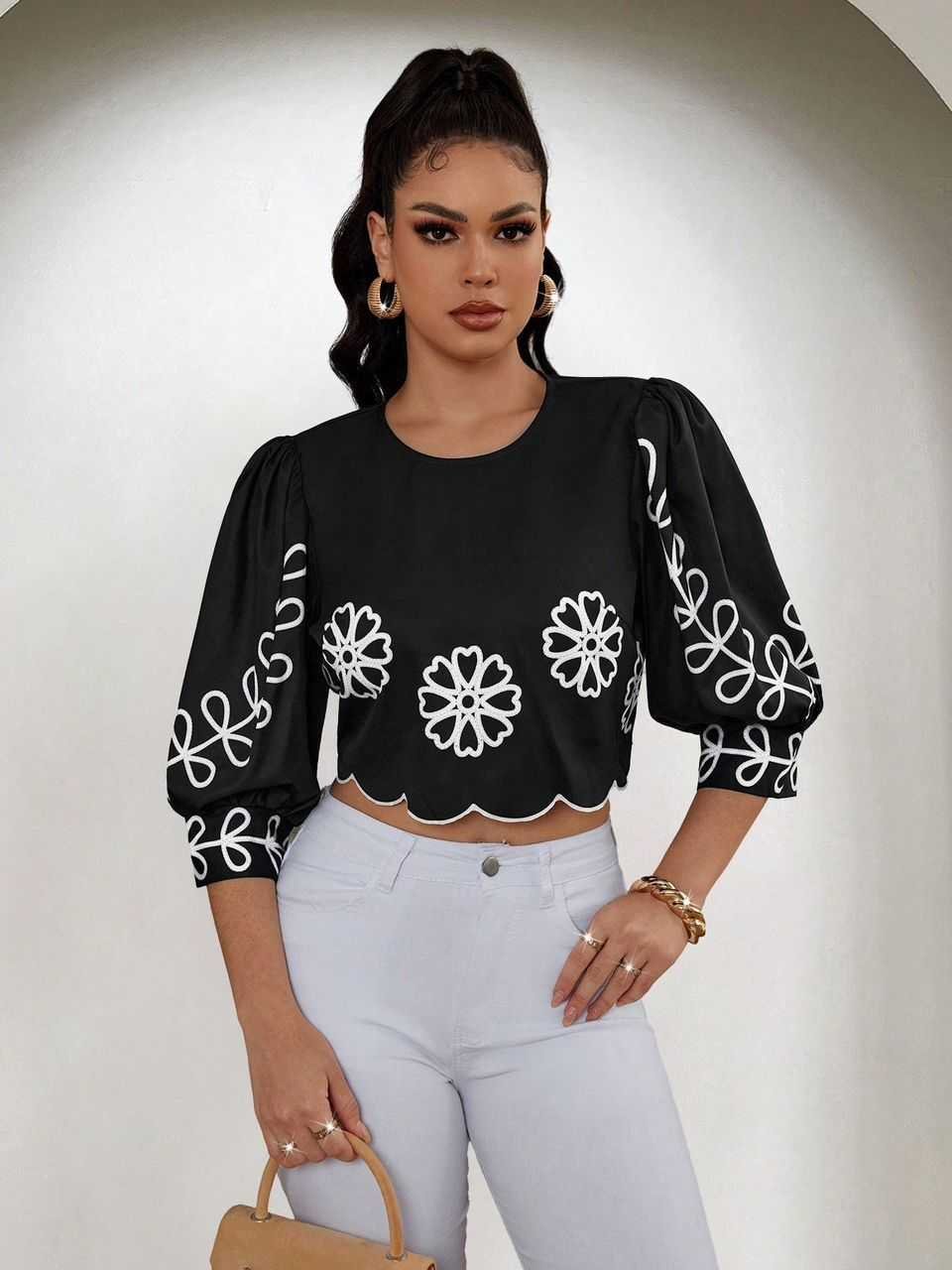 Blusa Corta Negra con Mangas 3/4 Abullonadas y Bordado Floral Blanco