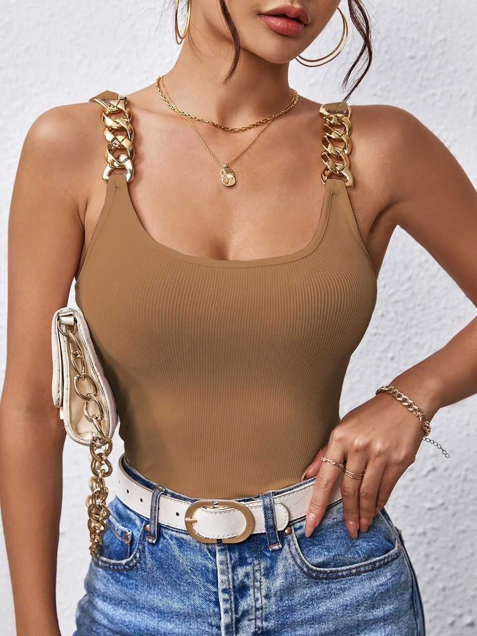 Blusa Ajustada Acanalada con Tirantes de Cadena Dorada