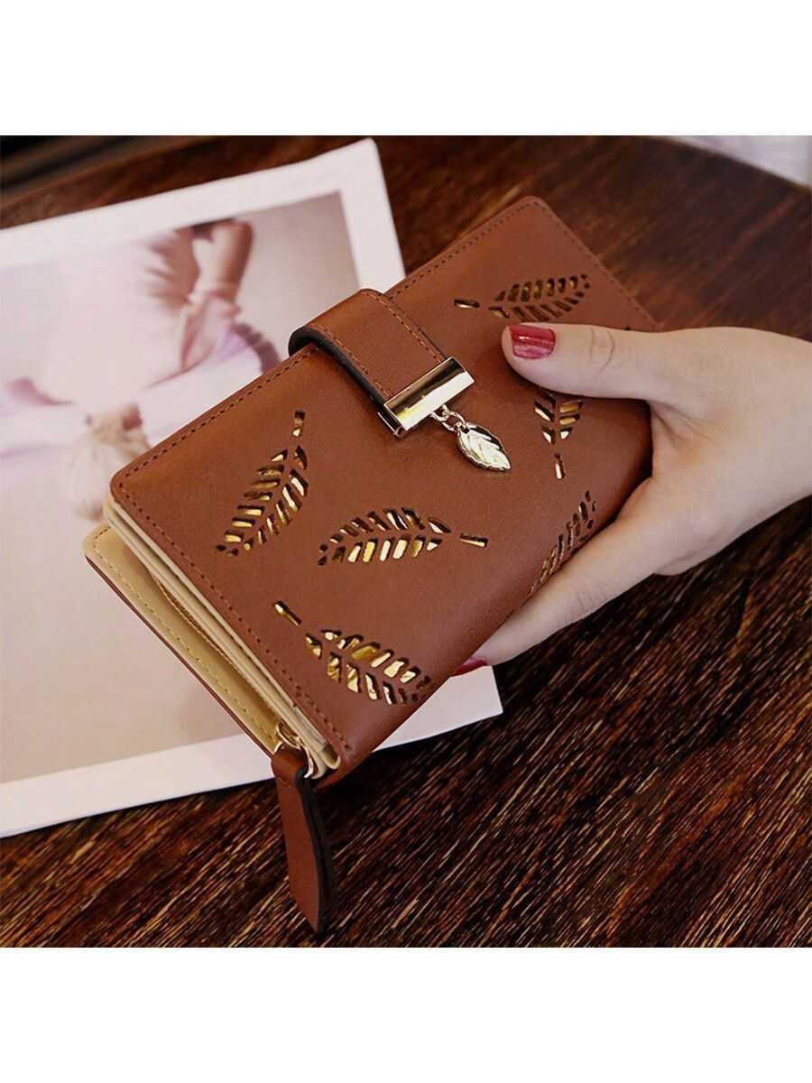 Billetera para Mujer Diseño de Hojas Caladas y Dije Metálico
