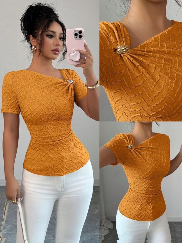 Blusa Elegante Talla L Texturizada con Fruncido y Adorno Metálico
