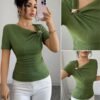 Blusa Elegante Talla L Texturizada con Fruncido y Adorno Metálico