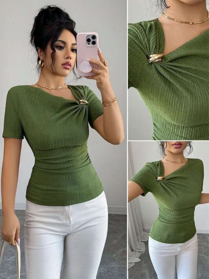 Blusa Elegante Talla L Texturizada con Fruncido y Adorno Metálico