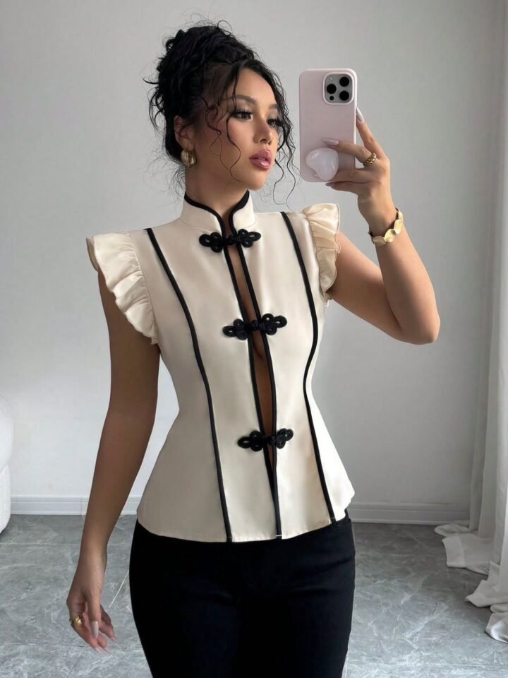 Blusa Elegante XL Beige de Cuello Mandarín con Bordes Negros y Cierres Estilo Oriental