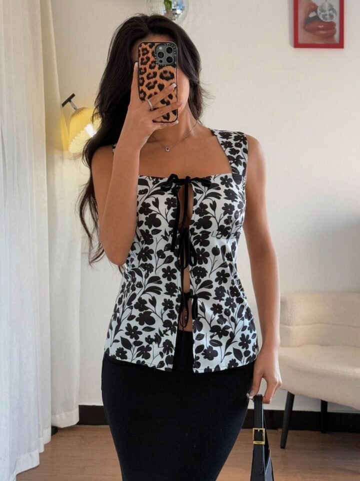 Blusa Blanca con Estampado Floral Negro y Detalle de Tres Amarres Frontales