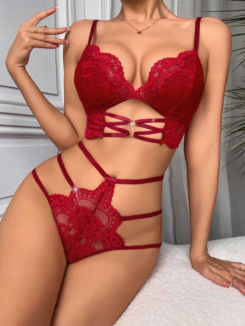 asdwqw1 Conjunto de Lencería Vinotinto de 2 Piezas con Encaje Floral y Tiras Triples